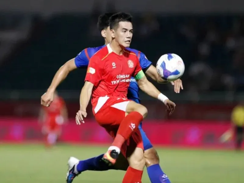 cf la vi tri nao trong bong da vai tro va nhiem vu cua tien dao trung tam