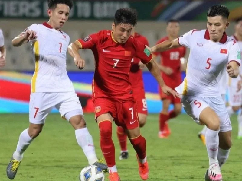 cf la vi tri nao trong bong da vai tro va nhiem vu cua tien dao trung tam