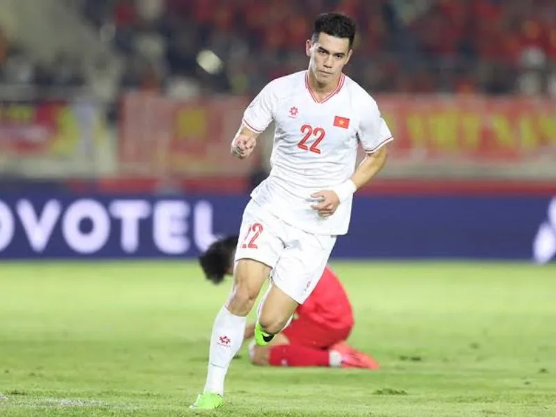 cf la vi tri nao trong bong da vai tro va nhiem vu cua tien dao trung tam