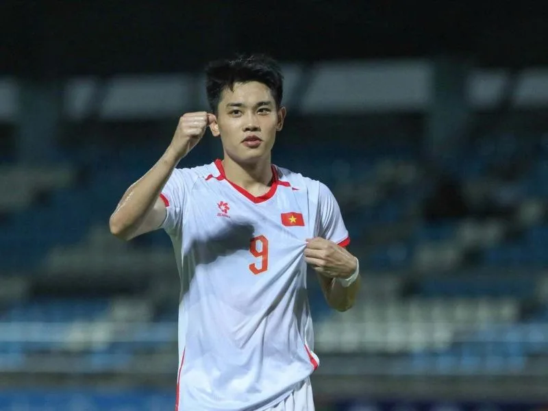 cf la vi tri nao trong bong da vai tro va nhiem vu cua tien dao trung tam